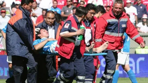 El jugador terminó sacado en camilla