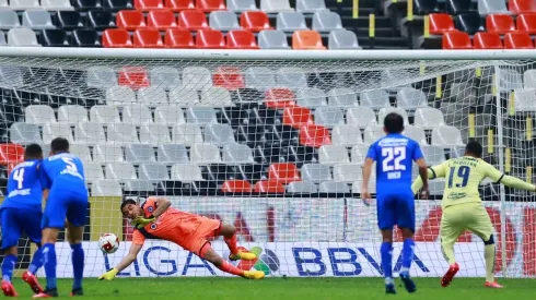 El penalti atajado por Corona en la jornada 10 de la Liga MX