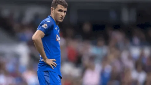 Santiago Giménez en un duelo en el Clausura 2020 de la Liga MX