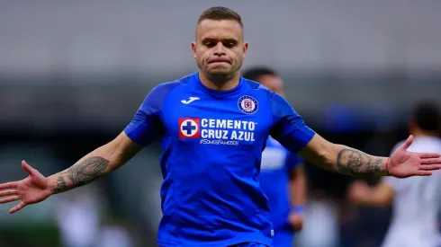 Jonathan Rodríguez en el duelo entre Cruz Azul y Pachuca en el Clausura 2020 de la Liga MX