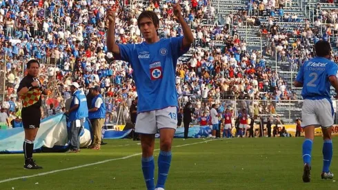 Delgado dona playera para luchar contra coronavirus.