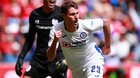 Santiago Giménez celebra un tanto ante el Toluca en el Clausura 2020 de la Liga MX