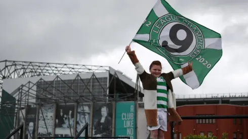 Aficionados celebrando el título en las inmediaciones del estadio del Céltic