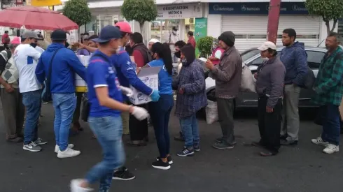 Afición de Cruz Azul ayudó a hospitales con alimentos.