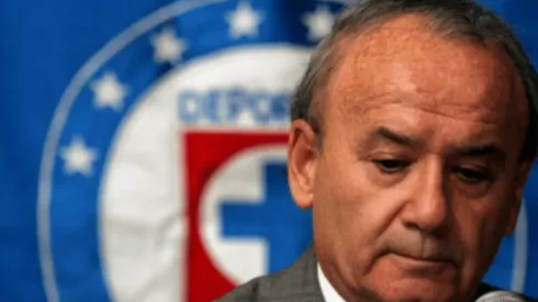 Billy Álvarez en una conferencia de prensa de Cruz Azul