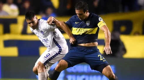 Carlos Izquierdoz en un encuentro con Boca Juniors