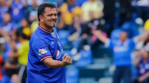 Carlos Hermosillo en una partido de exhibición de leyendas de Cruz Azul