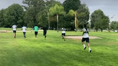 La plantilla haciendo carreras en un campo de golf