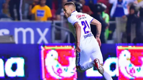 Jonathan Rodríguez en el duelo ante Morelia del Clausura 2020