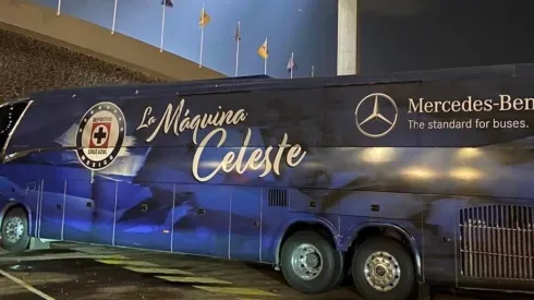 Autobús con que llegó el equipo a Ciudad UNiversitaria para el partido ante Tigres