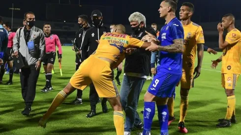 Milton Caraglio reteniendo a Guido Pizarro