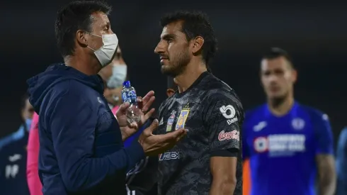 Siboldi dando explicaciones al término del partido