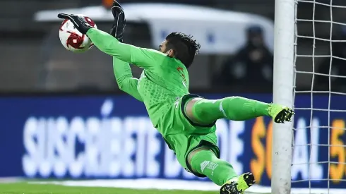 Andrés Gudiño atajando un penal