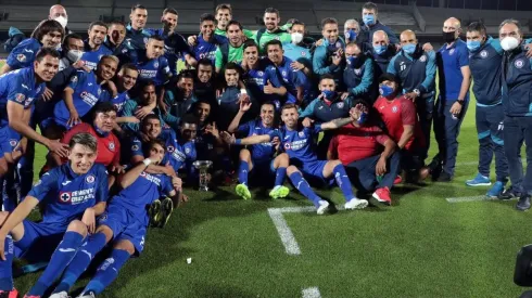 Celebrando el título en la Copa por México