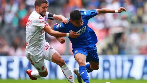 Orbelín y Nacho Rivero en disputa del balón en el Clausura 2020
