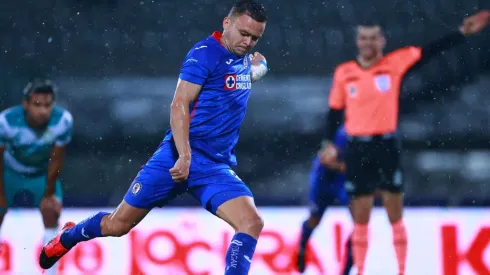 JOnathan Rodríguez ante el Santos Laguna