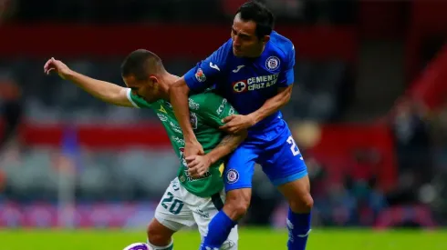 Rafael Baca en disputa de un balón en el Apertura 2019