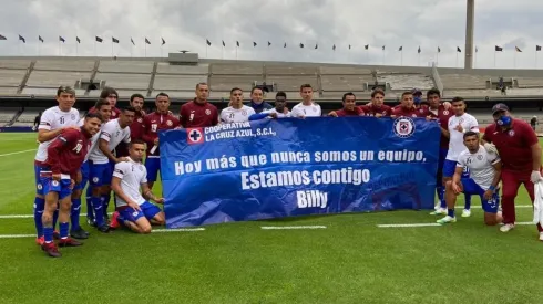 Plantel de Cruz Azul de nuevo extiende una manta en apoyo a Billy