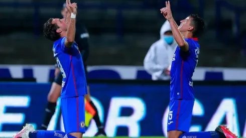 Santi Giménez celebra su tanto junto con Igor Lichnovsky