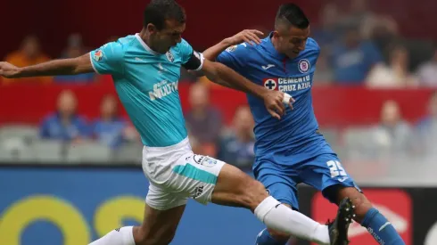 El Piojo Alvarado disputa un balón con un rival del Querétaro