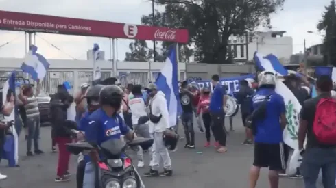 Afición de Cruz Azul espera al plantel en las afueras del estadio Azteca