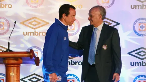 Billy Álvarez comparte con Gerardo Torrado en una conferencia de Cruz Azul.