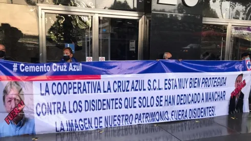 Socios de la Cooperativa protestan a favor de Billy Álvarez.