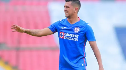 Hernández jugando por Cruz Azul ante Querétaro.