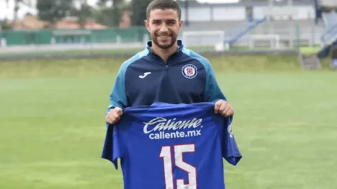 Ignacio Rivero con la playera de Cruz Azul en sus primeros días en el equipo