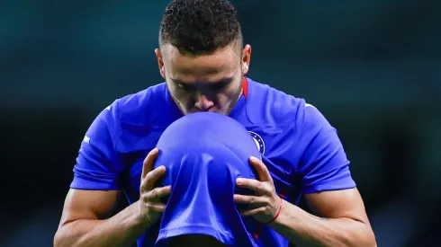 Jonathan Rodríguez besa la pelota en el duelo ante Juárez FC