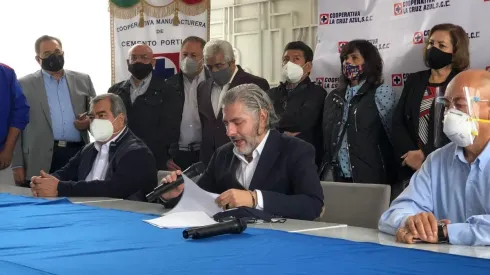 Los socios de la cooperativa en conferencia de prensa.
