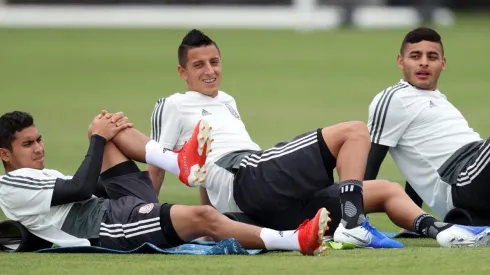 Roberto Alvarado y Orbelín Pineda en un entrenamiento con el TRI