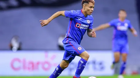Misael Domínguez jugando en Cruz Azul.