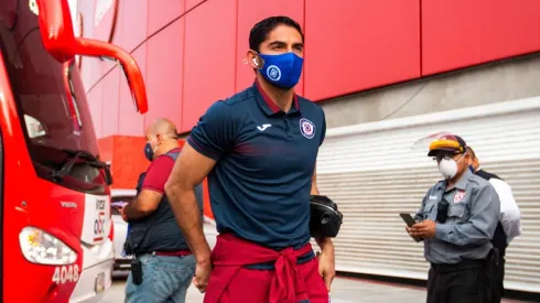 Jesús Corona en su llegada con Cruz Azul al duelo contra Xolos
