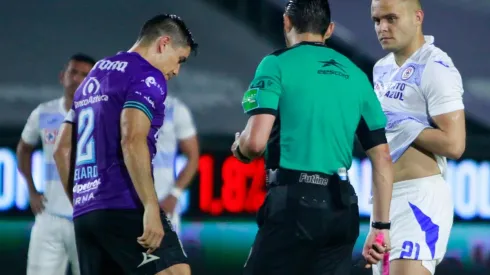 El árbitro Óscar Macías Romo determinó la validez del polémico tanto de Jonathan Rodríguez