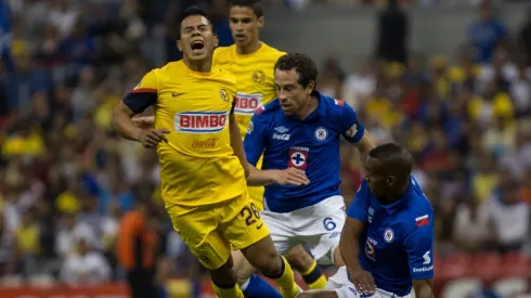 Juan Carlos Medina en un partido ante Cruz Azul