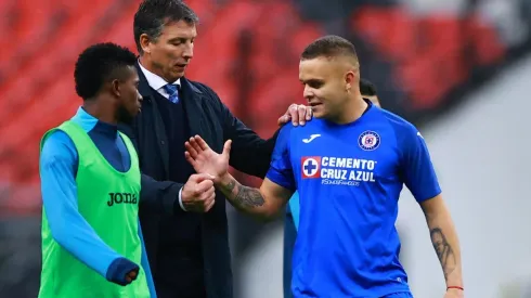 Siboldi saluda a Cabecita en un partido del Clausura 2020