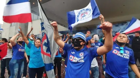 La afición de Cruz Azul llegó al hotel de concentración.