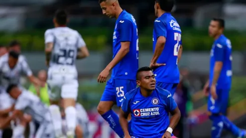 Jugadores de Cruz Azul en lamento.