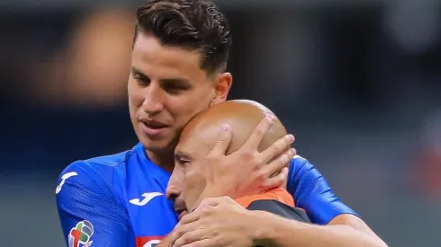 Igor Lichnovsky abraza al Conejo Pérez en su despedida