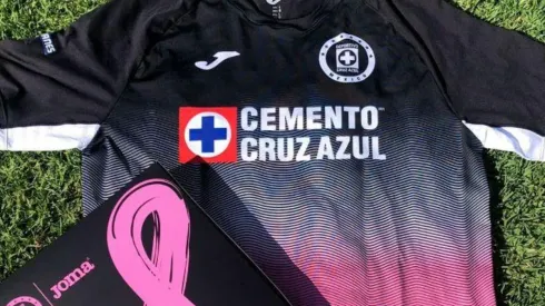 Modelo conmemorativo de Cruz Azul en el Día Mundial Contra el Cáncer de Mama