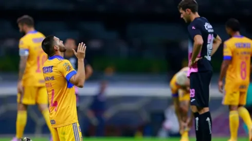 Santiago Giménez se lamenta tras la derrota