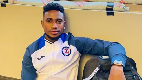 Jonathan Borja en una concentración con Cruz Azul