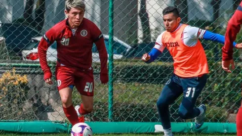 Alexis Gutiérrez entrenó al parejo con Cruz Azul antes de viajar a Monterrey.