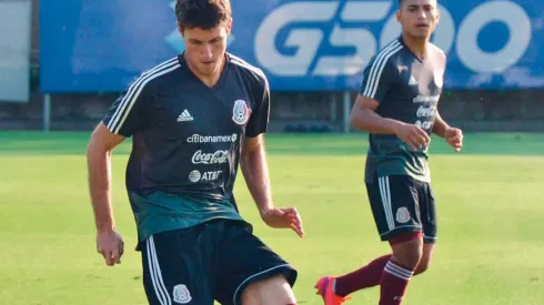 Santiago Giménez en entrenamiento con la Selección mexicana Sub 23.