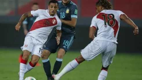 Yoshimar Yotún durante el encuentro entre Perú y Argentina