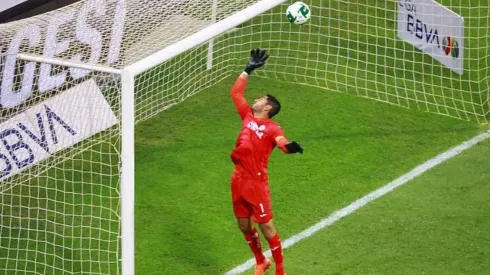 Jesús Corona al momento del centro que terminó en el gol de Tigres