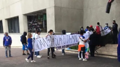 La afición de Cruz Azul protestó esta tarde.