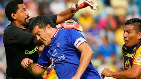 Carlos Hermosillo en un partido homenaje con Cruz Azul