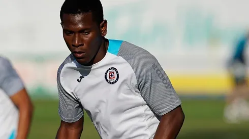 Angulo se queda en México.